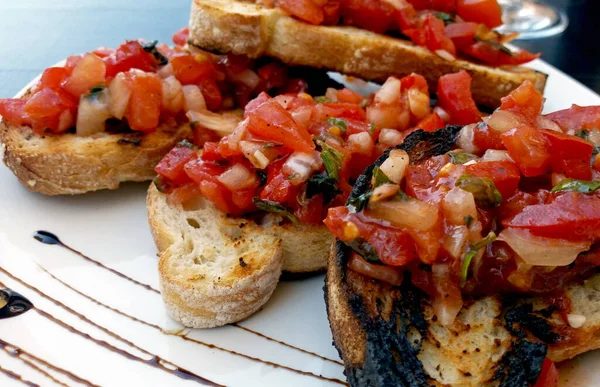Eine Seichte Nahaufnahme Von Brotstückvorspeisen Mit Tomatenmischung — Stockfoto
