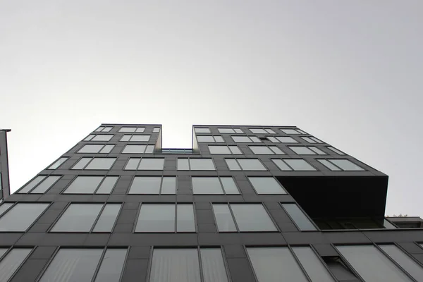 Alacsony Szögben Egy Üvegfallal Körülvett Épület Alatt Fényes Napos — Stock Fotó