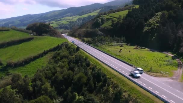 Luftaufnahmen Des Straßenverkehrs Den Bergen — Stockvideo