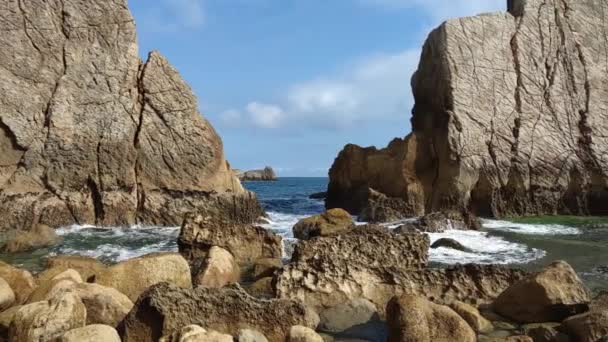 Красивий Морський Берег Мальовничий Вид Камінням — стокове відео