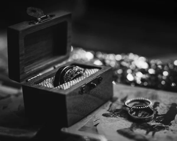 Ένα Γκρι Πλάνο Των Δαχτυλιδιών Αρραβώνων Ένα Ξύλινο Κουτί — Φωτογραφία Αρχείου