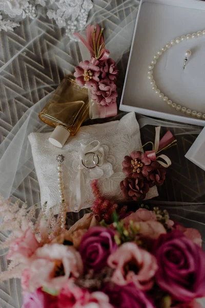 Een Boeket Van Verse Bloemen Parfum Ringen Accessoires Andere Bruiloft — Stockfoto