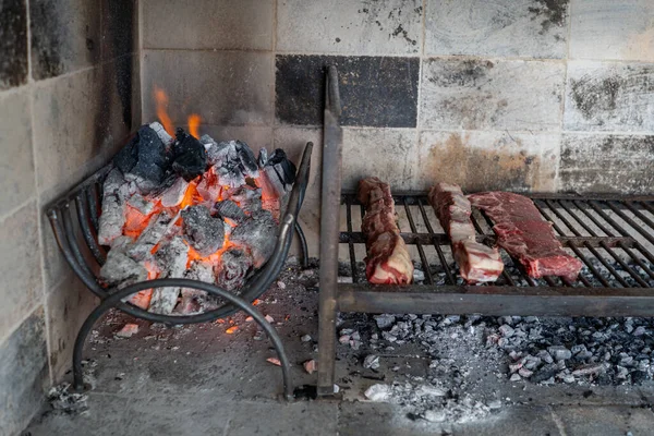 Процесс Приготовления Типичного Аргентинского Асадо Говядиной Колбасой — стоковое фото
