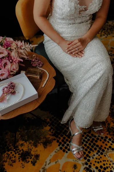 Eine Braut Sitzt Auf Einem Stuhl Neben Einem Tisch Mit — Stockfoto