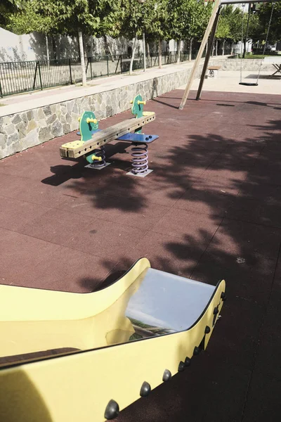 Tiro Slide Amarelo Balanceador Playground Sob Luz Sol — Fotografia de Stock