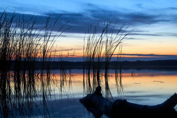 Eine Schöne Aufnahme Eines Sees Bei Sonnenuntergang — Stockfoto