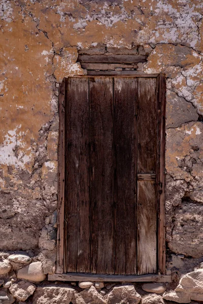 Close Uma Velha Porta Madeira Edifício Antigo Sob Sol — Fotografia de Stock