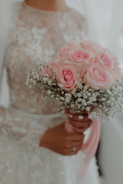 Mise Point Sélective Une Mariée Tenant Bouquet Fleurs Fraîches Jour — Photo