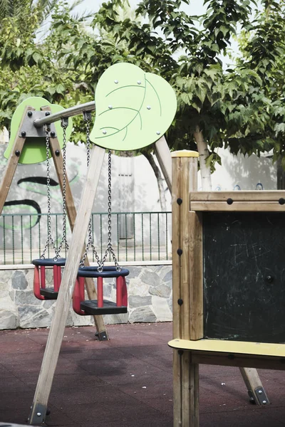 Eine Alte Kreidetafel Und Leere Kettenschaukeln Auf Einem Spielplatz — Stockfoto