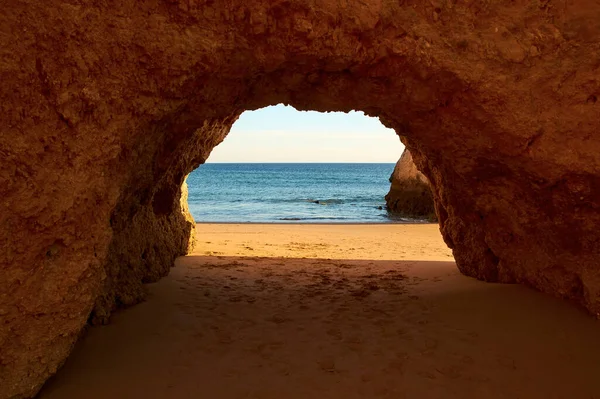 Piękne Ujęcie Jaskini Przy Plaży — Zdjęcie stockowe