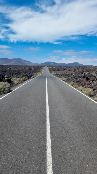 Colpo Verticale Una Strada Tra Colline Con Bellissimo Sfondo Cielo — Foto Stock