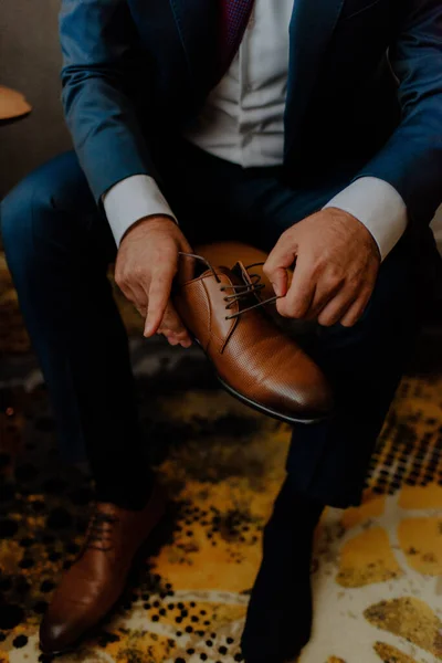 Novio Sosteniendo Zapato Marrón Mientras Prepara Para Boda — Foto de Stock