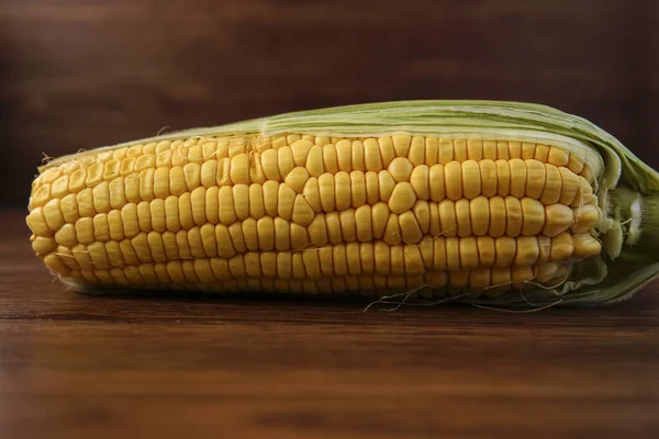 Ear Peeled Raw Corn Cob Wooden Table — Stock Photo, Image