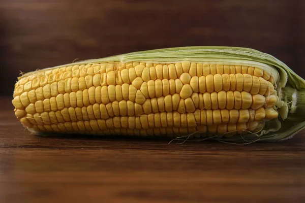 Ett Öra Skalad Råmajs Kolven Ett Träbord — Stockfoto