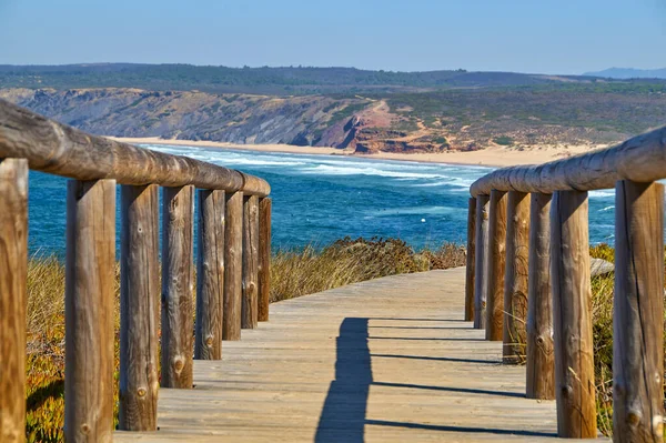 海沿いの木製の歩道の美しいショット — ストック写真