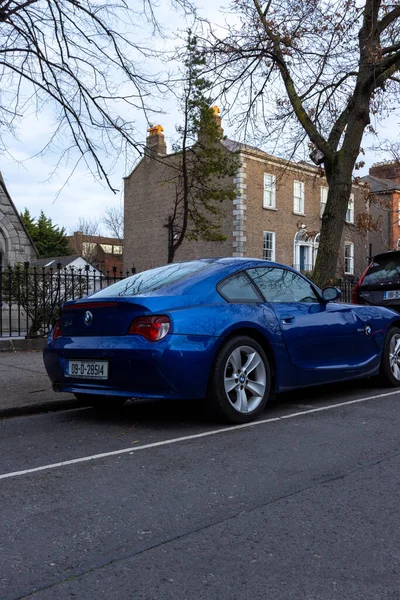 Dublin Irlanda 2021 Bmw Coupé Azul Único Estacionado Calle Dublín —  Fotos de Stock