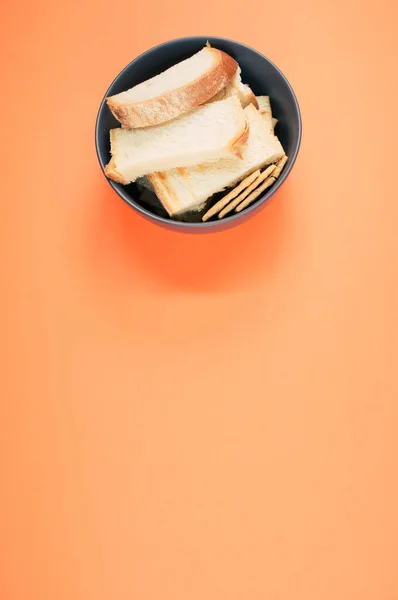 Zoute Crackers Met Plakjes Biologisch Brood Een Kom Een Oranje — Stockfoto