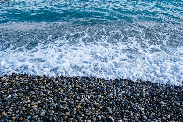 Close Uma Bela Onda Mar Vindo Para Pequenas Pedras Praia — Fotografia de Stock