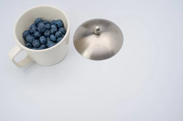 Vista Arándanos Sabrosos Dulces Una Taza Sobre Fondo Blanco Con — Foto de Stock