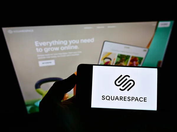 Stuttgart Germany 2021年5月23日 持有带有美国托管平台公司Squarespace Inc 商业标识的手机的人出现在网站前的屏幕上 专注于电话显示 — 图库照片