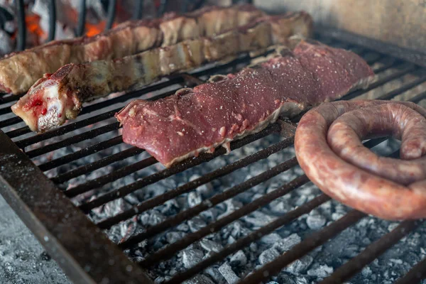 Processo Preparação Típico Asado Argentino Com Carne Salsicha — Fotografia de Stock