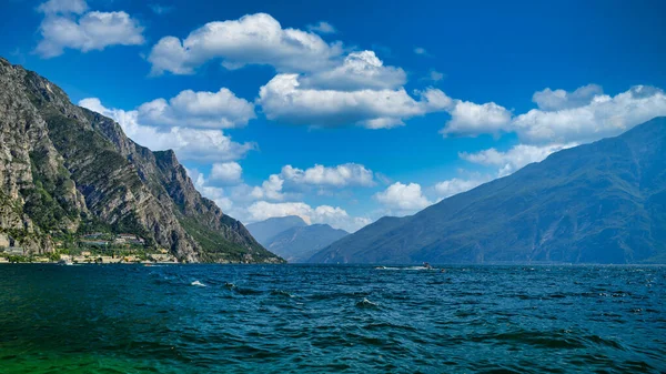 Uma Vista Maravilhosa Sobre Lago Garda Itália Rodeado Por Montanhas — Fotografia de Stock