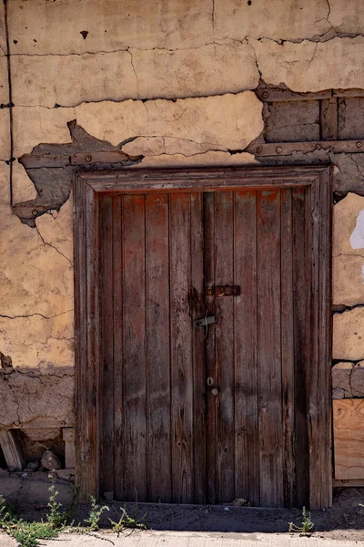 Colpo Verticale Una Vecchia Porta Legno Antico Edificio Sotto Sole — Foto Stock