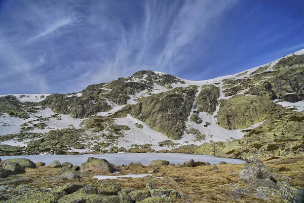 Ein Malerischer Blick Auf Schneebedeckte Berge Vor Blauem Himmel — Stockfoto