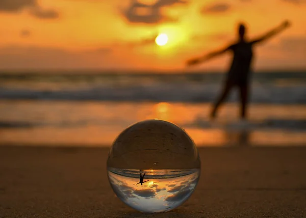 Primer Plano Una Bola Cristal Playa Atardecer Con Reflejo Una — Foto de Stock