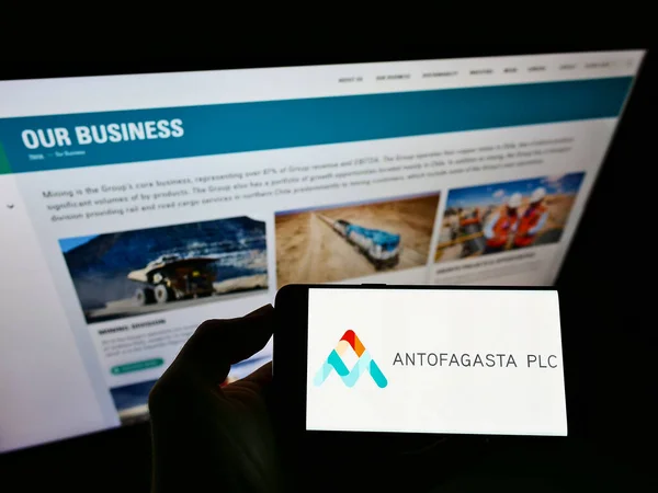 Stuttgart Germany 2021年5月27日 持有带有英国矿业公司Antofagasta Plc标志的手机的人出现在商业网页前 专注于电话显示 — 图库照片