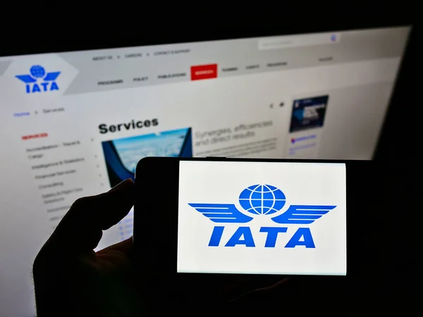 Стуттгарт Германия Мая 2021 Года Лицо Держащее Смартфон Логотипом Международной — стоковое фото