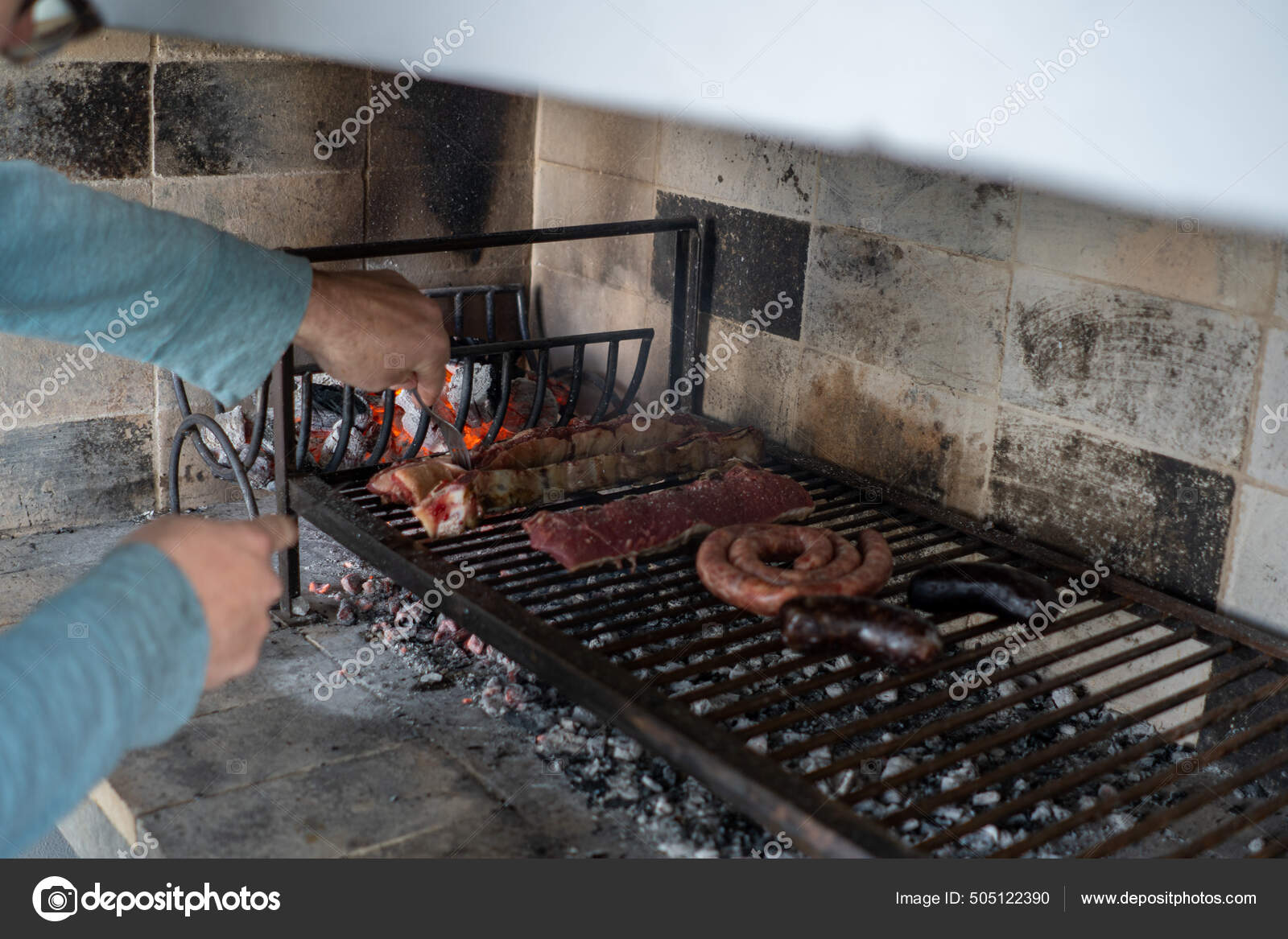Kock Förbereder Typisk Argentinsk Asado Med Nötkött Och Korv — stockfoto ©  Wirestock #505122390, image size:1600x1167