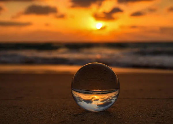 Primer Plano Una Bola Cristal Playa Atardecer Con Reflejo Del — Foto de Stock