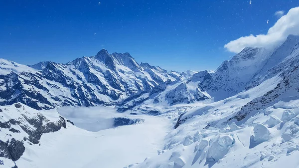 Sviçre Dağlarında Alışılmadık Buz Kalıplarına Kar Yağar — Stok fotoğraf