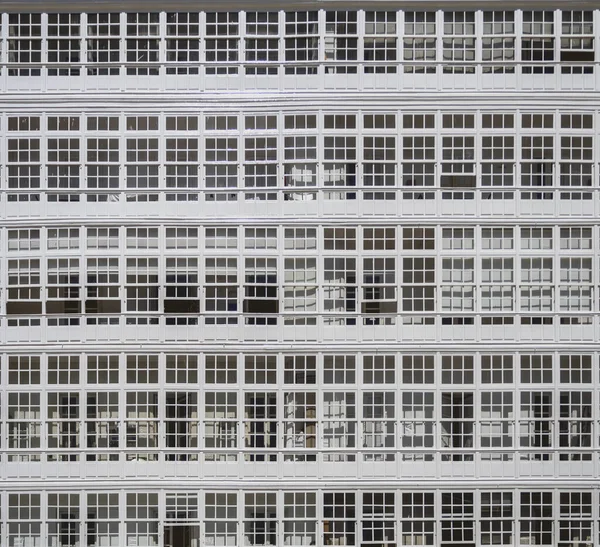 Image Montre Balcon Fermé Immeuble Appartements Avec Boiseries Peintes Blanc — Photo