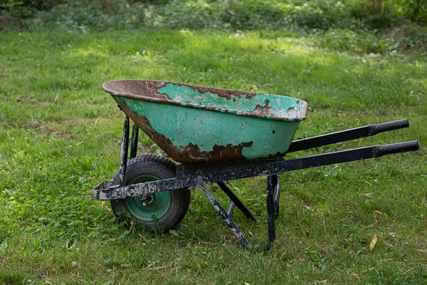 Een Oude Groene Kruiwagen Tuin — Stockfoto