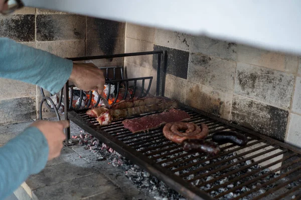 一个厨师用牛肉和香肠准备典型的阿根廷阿萨多 — 图库照片