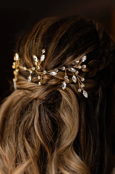 女性の髪にエレガントな髪のスライドの垂直ショット — ストック写真