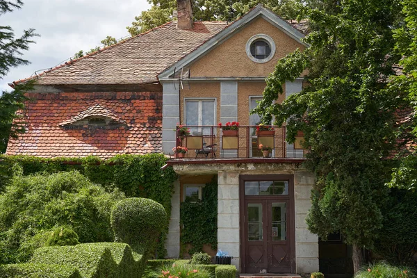 Una Bella Casa Con Giardino Verde Una Giornata Sole — Foto Stock