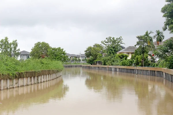 Canal Avec Hauts Murs Protection Passe Par Quartier Résidentiel — Photo