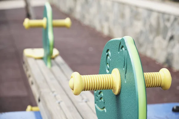 Egy Közeli Kép Egy Zöld Swing Kiegyensúlyozó Egy Játszótéren — Stock Fotó