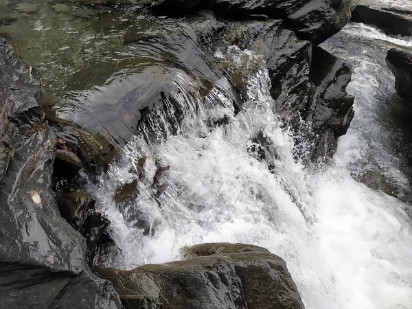 Sebuah Cascading Indah Air Terjun Berbatu — Stok Foto