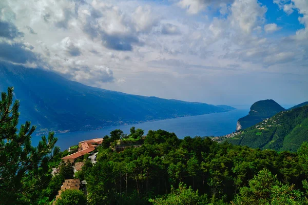 Una Vista Sobre Lago Garda Italia Con Una Maravillosa Vista — Foto de Stock