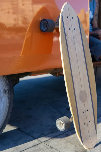 Крупный План Изоляционного Скейтборда Опирающегося Винтажный Фургон — стоковое фото