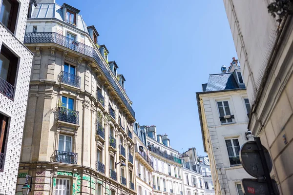 Μια Χαμηλή Γωνία Των Όμορφων Κτιρίων Στο Παρίσι Γαλλία — Φωτογραφία Αρχείου