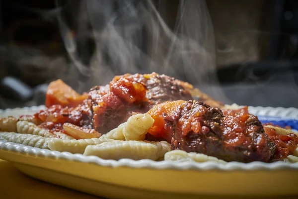 Repas Chaud Avec Sauce Rouge Fraîche Dans Une Assiette — Photo