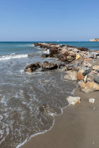 一张漂亮的岩石海滩的照片 — 图库照片