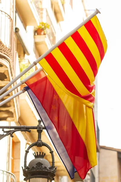 Függőleges Közelkép Lógó Katalán Spanyol Zászlók — Stock Fotó