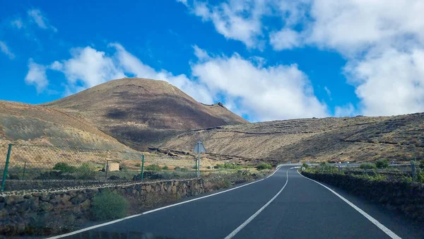 Eine Nahaufnahme Einer Straße Zwischen Hügeln Mit Einem Schönen Himmelshintergrund — Stockfoto