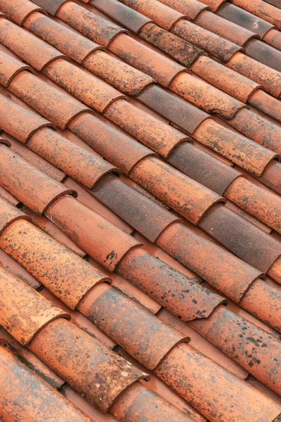 カンタブリアの町の屋根の上に古いタイルの垂直ショット — ストック写真